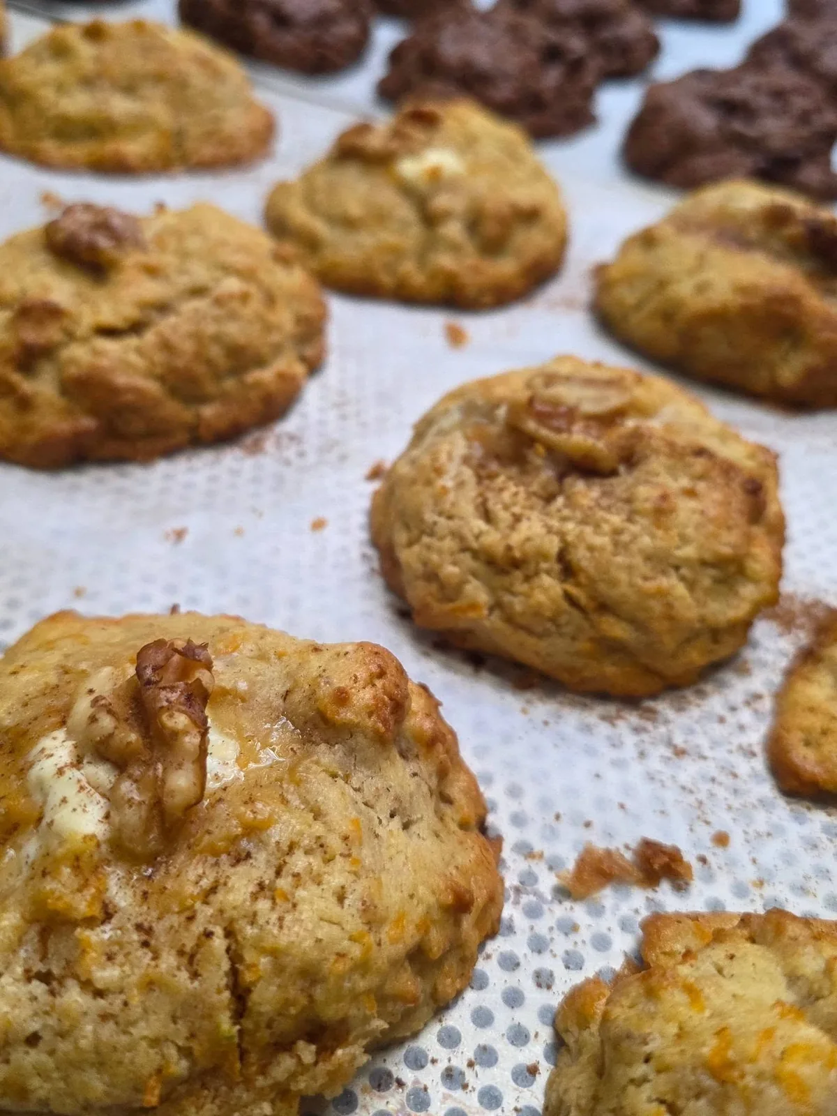 Cookies d'automne à la carotte sur la plaque