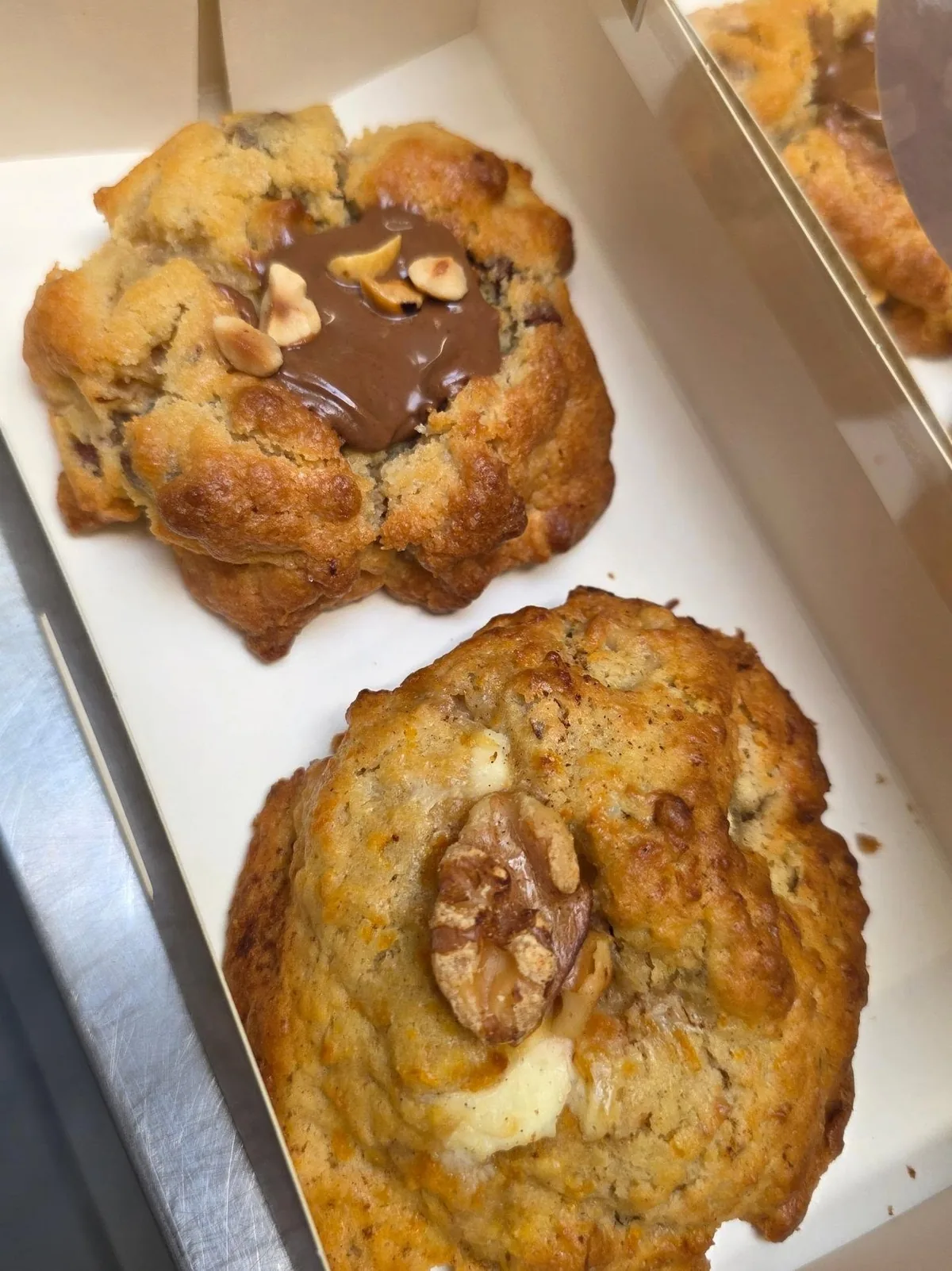Cookies gianduja et noix dans leur boîte